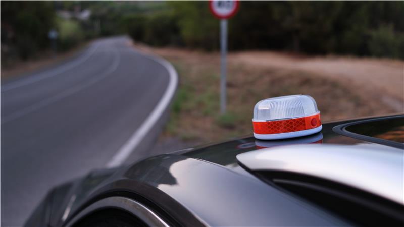 Foto de una baliza en la parte superior de un coche 