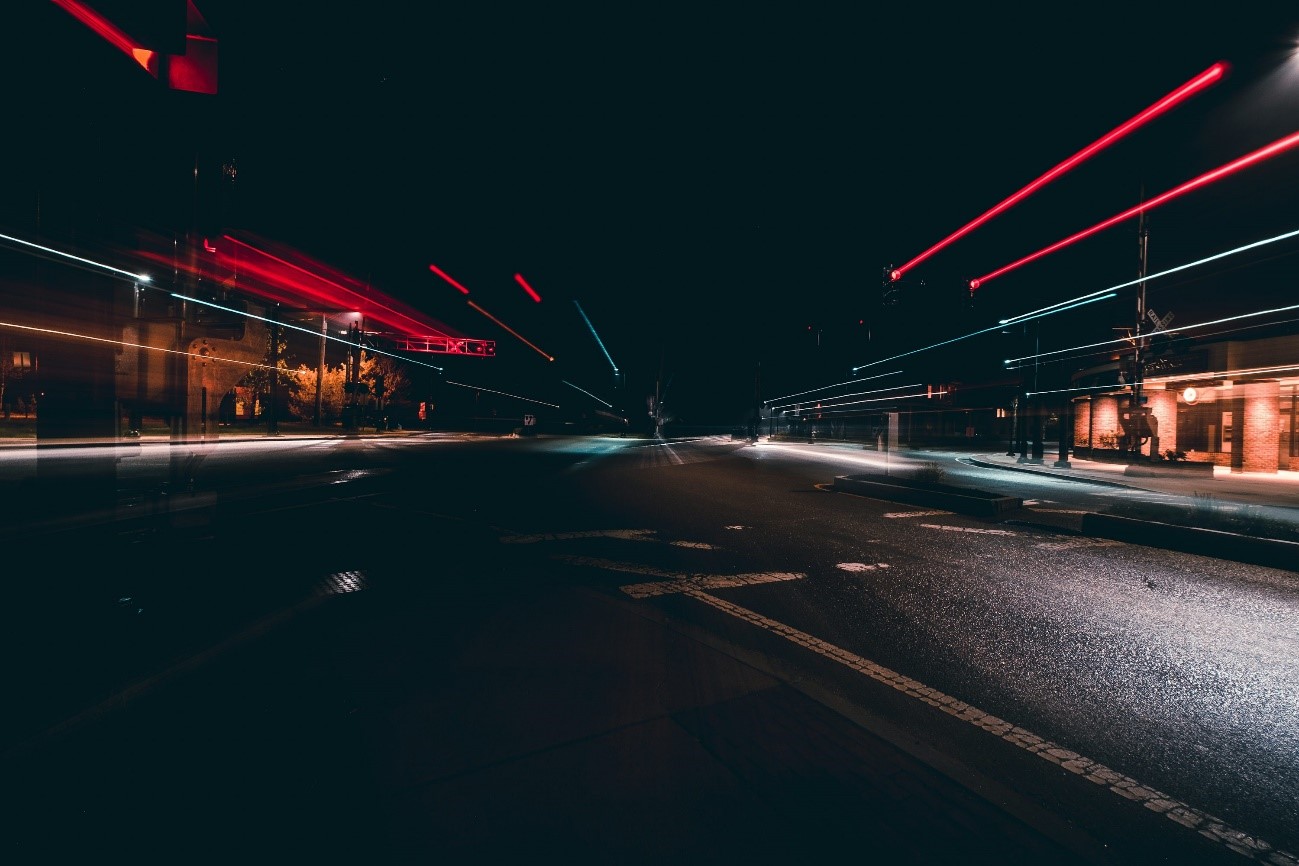 Foto de una carretera de noche con poca iluminación 